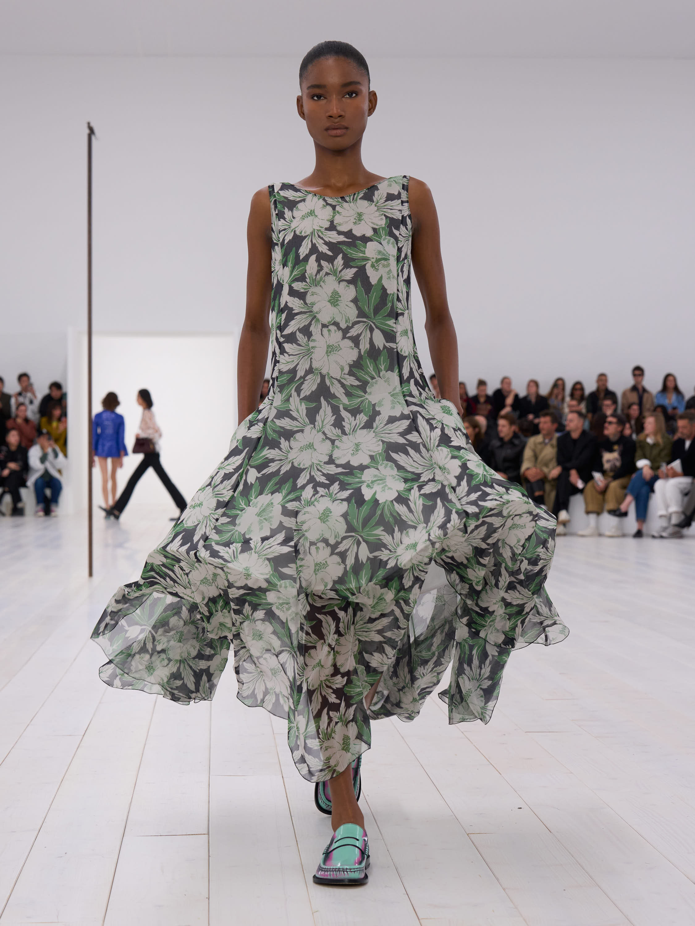 2025年春夏ウィメンズ ファッションショーコレクション | LOEWE